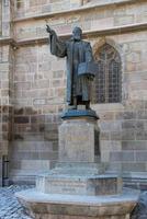 statue de honterus à brasov transylvanie roumanie le 20 septembre 2018 photo