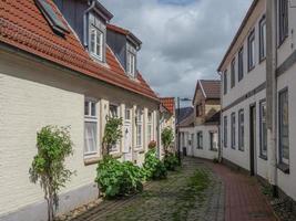 ville du schleswig avec le village de holm photo