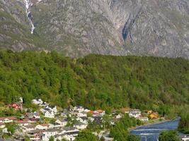 le petit village eidfjord dans le hardangerfjord norvégien photo