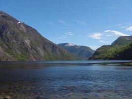 le petit village eidfjord dans le hardangerfjord norvégien photo