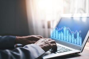 tableau de bord informatique moderne fonctionnant analysant les données de vente des finances, la planification, la stratégie, le marché boursier, la croissance de l'entreprise, le progrès, le concept de réussite. commerçant en croissance stock d'hologrammes virtuels, investir dans le commerce. photo