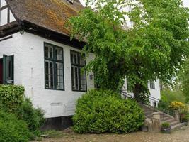 la petite ville d'arnis au bord de la rivière schlei photo