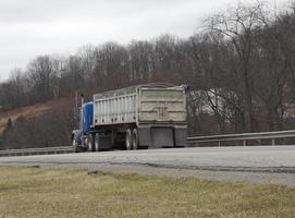 camion benne sur l'autoroute photo