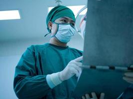 hôpital clinique laboratoire opération salle d'urgence médecin infirmière scientifique mâle regarder rapport.l'homme porte un masque pointe du doigt information traitement soins de santé covid-19 malade malade corona virus photo