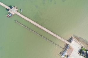 vue de dessus aérienne prise de vue de drone d'un petit pont dans le concept d'arrière-plan de transport d'image de mer et conception de voyage. photo