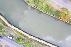 canaux publics d'eaux usées dans la ville de phuket vue aérienne de dessus photo