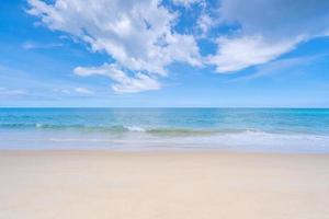 plage de sable tropicale avec océan bleu et image de fond de ciel bleu pour le fond de la nature ou le fond de l'été photo