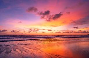 coucher de soleil ou lever du soleil ciel nuages sur la mer lumière du soleil à phuket en thaïlande incroyable nature paysage paysage marin ciel coloré photo