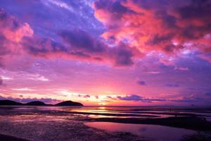 arrière-plan populaire de la tendance des couleurs cyberpunk. nature belle lumière coucher de soleil ou lever de soleil coloré spectaculaire paysage majestueux ciel avec des nuages incroyables dans le ciel coucher de soleil violet léger nuage sur fond de mer photo