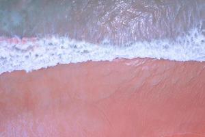 vue de dessus de l'étonnante plage de sable rose pastel et de la mer turquoise copie espace disponible fond nature vue grand angle mer photo