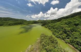 panorama paysage nature lac ou étang vue aérienne drone coup de paysage montagne vert forêt tropicale et ciel bleu à phuket en thaïlande photo