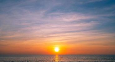 nuages majestueux dans le ciel coucher de soleil ou lever de soleil sur la mer beau paysage cloudscape lumière incroyable de fond de paysage naturel. photo