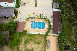 vue de dessus piscine avec vue aérienne de l'eau bleue resort et parking extérieur photo