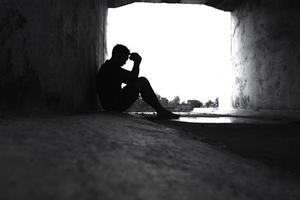 asie vous homme assis seul.il est assis sous un grand tunnel.homme très triste et déprimé.triste,seul,suicide.désespoir. maladie.photo concept de santé et de déception. photo