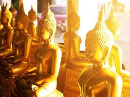 belle statue de bouddha et lumière dorée photo
