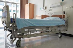 un lit de patient vide dans la chambre d'hôpital photo