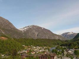 le petit village eidfjord dans le hardangerfjord norvégien photo