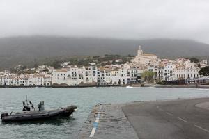 village de cadaques en hiver dans le nord de la catalogne, espagne sur la costa brava. photo