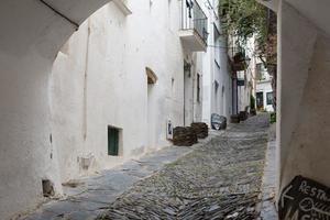 rue de cadaqués, un petit village méditerranéen sur la costa brava, nord de la catalogne, espagne. photo