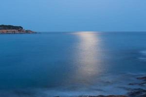 costa brava, mer s'écrasant contre les rochers, mer méditerranée au nord de la catalogne, espagne photo