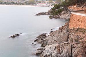 Sentier côtier sur la costa brava, à sant feliu de guixols, gerona, catalogne, espagne. photo