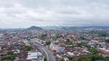 vue aérienne par drone du quartier de banlieue indonésien photo