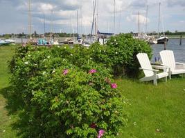 la petite ville d'arnis au bord de la rivière schlei photo