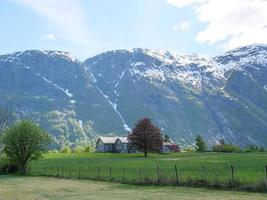 le petit village eidfjord dans le hardangerfjord norvégien photo