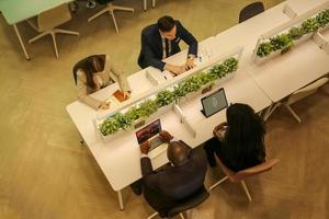 collègues de travail, collègues de travail discutant des données de travail et travaillant ensemble au bureau. entrepreneurs coworking photo