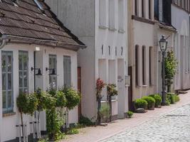 ville du schleswig avec le village de holm photo