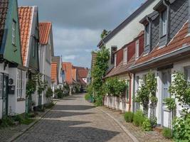 ville du schleswig avec le village de holm photo