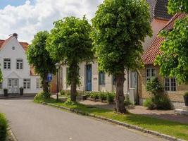 la petite ville d'arnis au bord de la rivière schlei photo