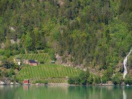 le petit village eidfjord dans le hardangerfjord norvégien photo