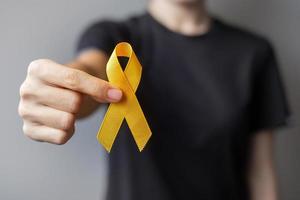 journée de prévention du suicide, mois de sensibilisation au sarcome, aux os, à la vessie et au cancer infantile, ruban jaune pour soutenir les personnes vivant et malades. santé des enfants et concept de la journée mondiale du cancer photo