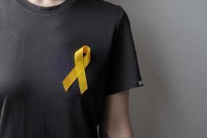 journée de prévention du suicide, mois de sensibilisation au sarcome, aux os, à la vessie et au cancer infantile, ruban jaune pour soutenir les personnes vivant et malades. santé des enfants et concept de la journée mondiale du cancer photo