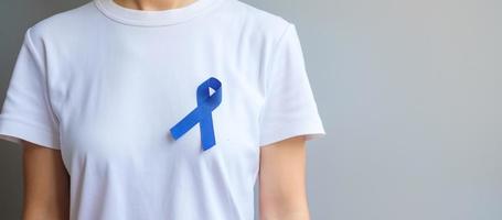 mars mois de sensibilisation au cancer colorectal, ruban bleu foncé pour soutenir les personnes vivant et malades. soins de santé, espoir et concept de la journée mondiale du cancer photo