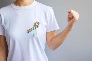 ruban arc-en-ciel lgbtq pour soutenir la communauté lesbienne, gay, bisexuelle, transgenre et queer et le concept du mois de la fierté photo