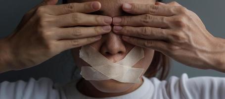 femme avec la bouche scellée dans du ruban adhésif. liberté d'expression, liberté de la presse, droits de l'homme, dictature protestataire, démocratie, liberté, égalité et concepts de fraternité photo