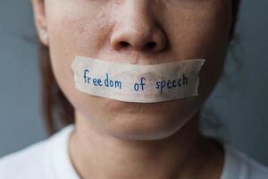 femme avec la bouche scellée dans du ruban adhésif avec un message sur la liberté d'expression., la liberté de la presse, les droits de l'homme, la dictature de protestation, la démocratie, la liberté, l'égalité et les concepts de fraternité photo