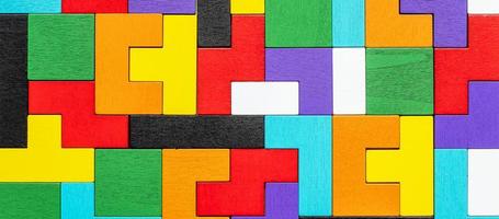 bloc de forme géométrique avec fond de pièce de puzzle en bois coloré. pensée logique, logique métier, énigme, décision, solutions, rationnel, mission, succès, objectifs et concepts stratégiques photo