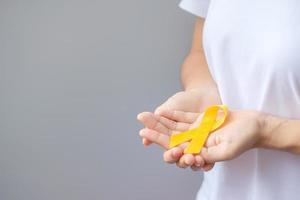 journée de prévention du suicide, mois de sensibilisation au sarcome, aux os, à la vessie et au cancer infantile, ruban jaune pour soutenir les personnes vivant et malades. santé des enfants et concept de la journée mondiale du cancer photo