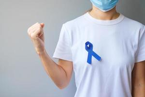 mars mois de sensibilisation au cancer colorectal, ruban bleu foncé pour soutenir les personnes vivant et malades. soins de santé, espoir et concept de la journée mondiale du cancer photo