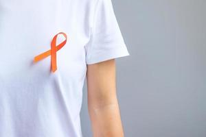 ruban orange pour la leucémie, journée du cancer du rein, sclérose en plaques mondiale, crps, mois de sensibilisation à l'automutilation. soins de santé et concept de jour du cancer du mot photo