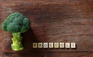 brocoli frais sur bois photo