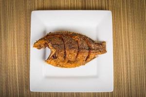 poisson cuit thaïlande nourriture sur table en bois photo