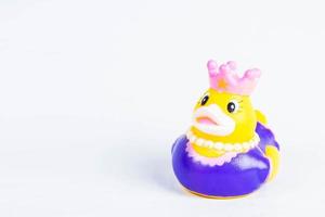 canard de bain sur fond blanc jouet canard mignon canard en caoutchouc photo