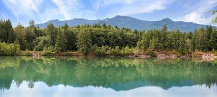 Réflexions parfaites de pins dans le lac turquoise dans la campagne de l'état de Washington photo