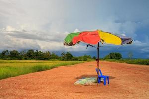 grand parapluie ancien sur la route les rizières photo