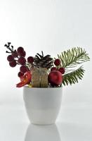 vase de décoration de noël sur fond blanc. photo