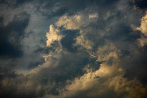 le ciel est plein de nuages denses photo